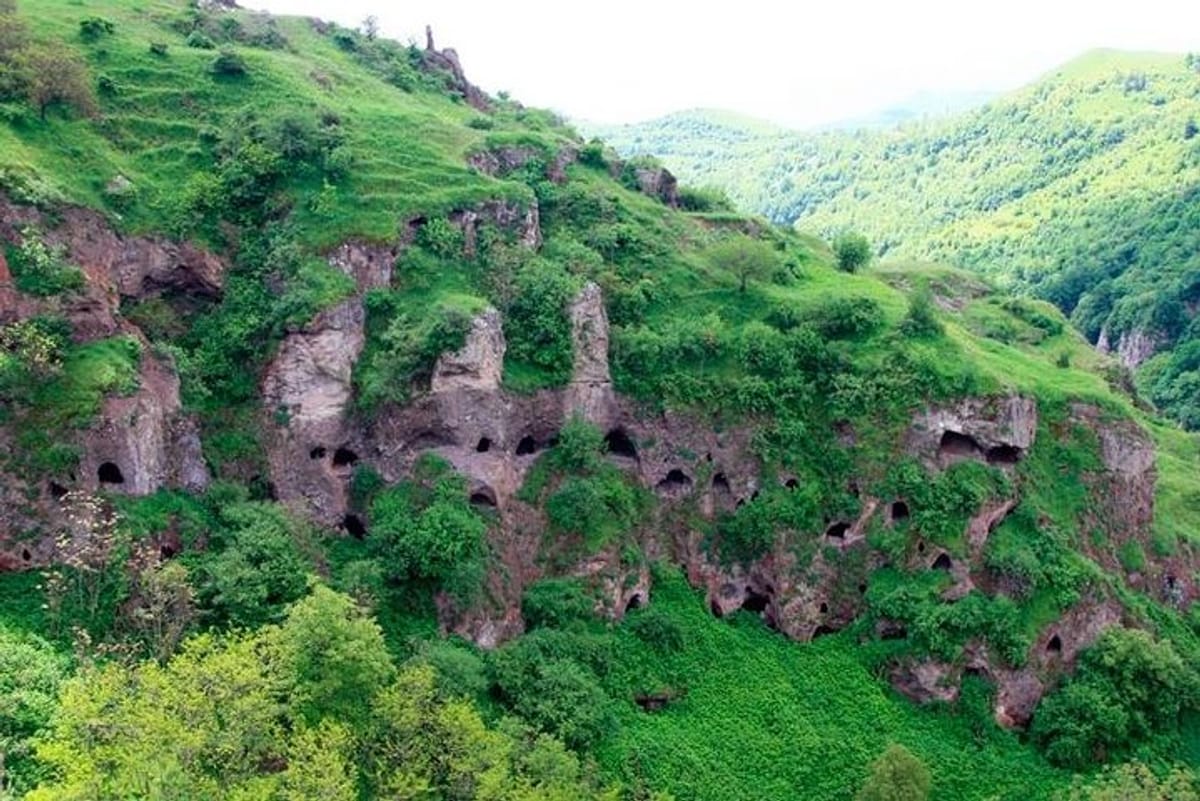 khndzoresk-cave-town_1
