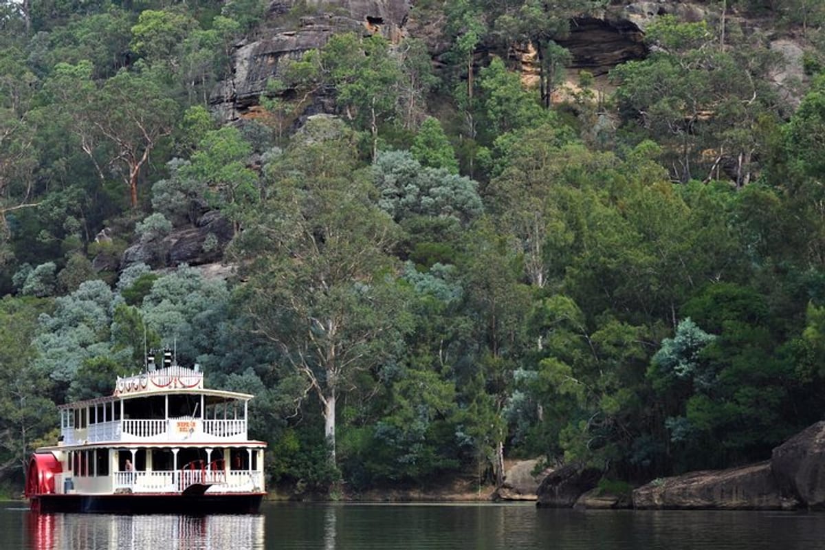 Nepean Belle with Nepean Gorge Backdrop