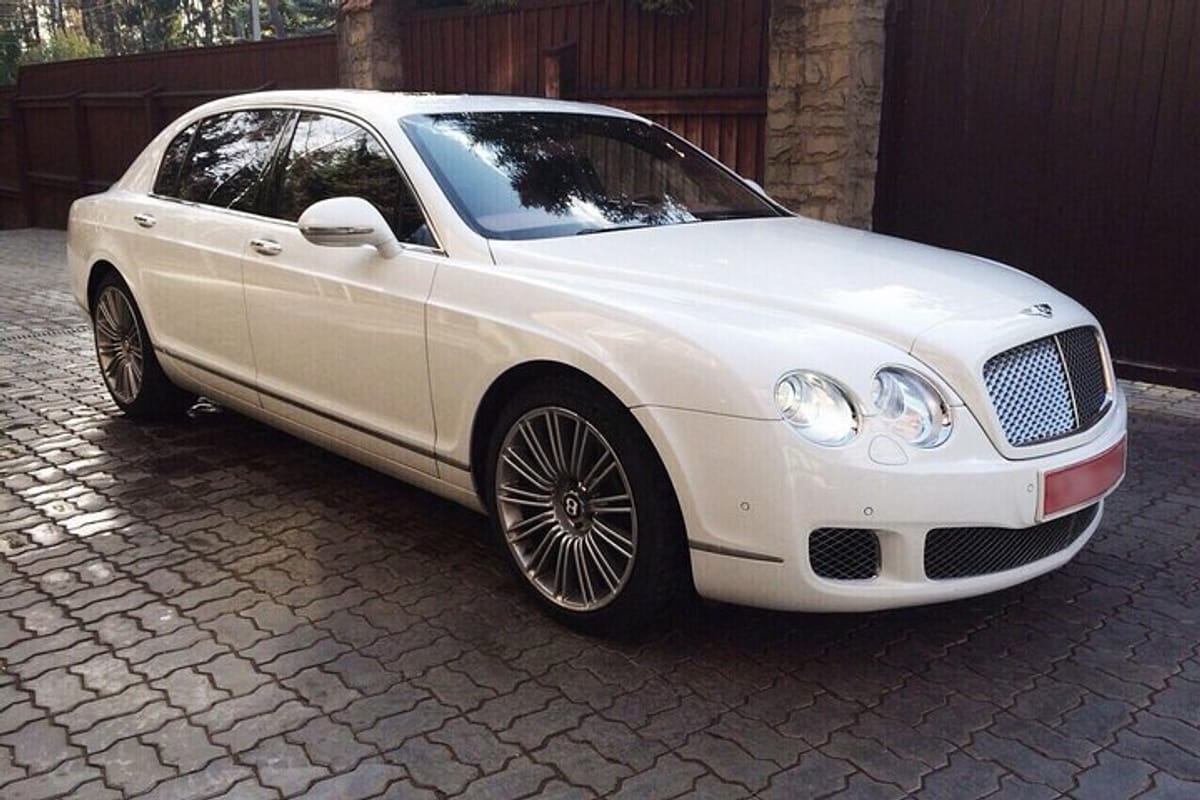 Private Chauffeur in Paris in a Luxurious Bentley