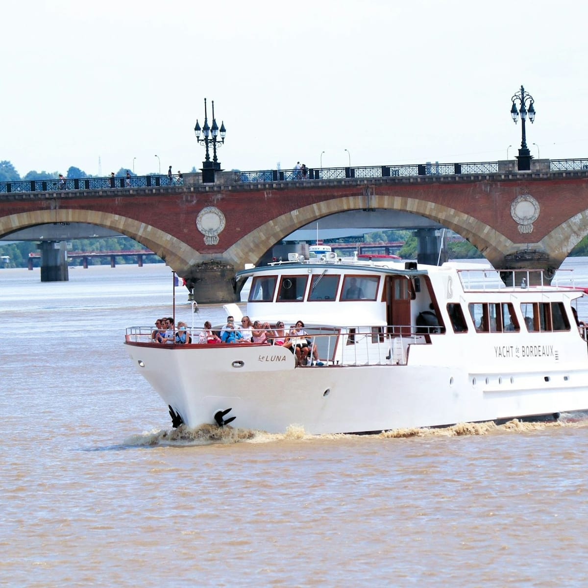 bordeaux-guided-cruise-on-the-garonne-with-a-drink-and-a-canele_1