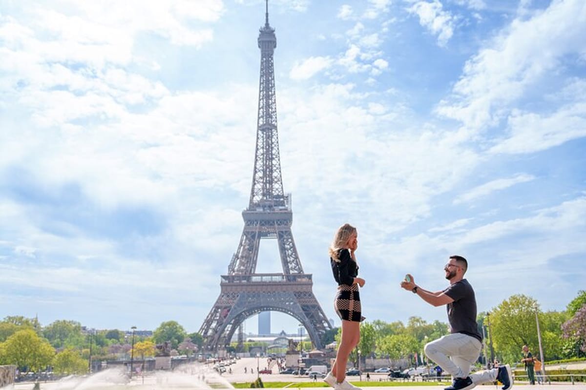 A surprise proposal with Effiel view at Trocadero
