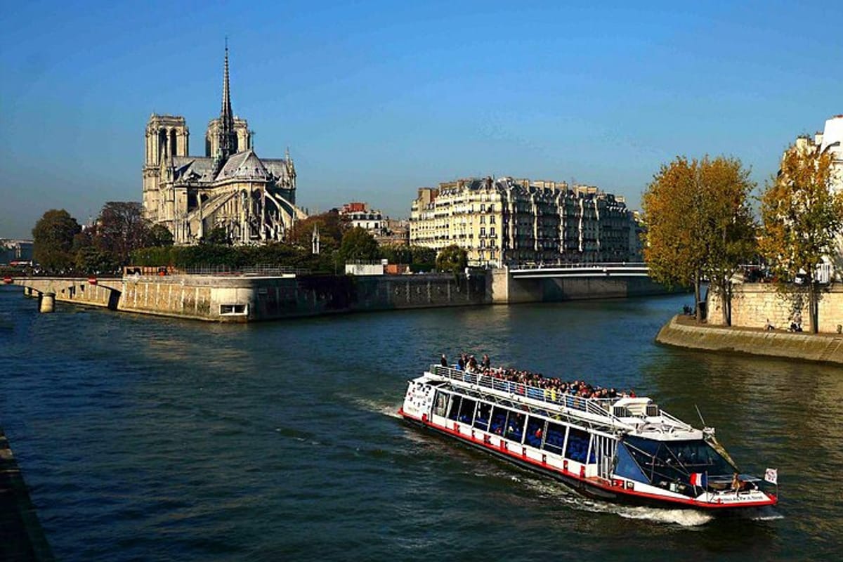 Seine River Cruise onboard Vedettes du Pont Neuf