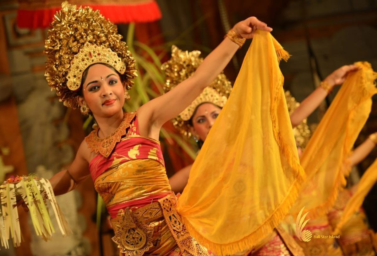 legong-dance-show-ubud-palace-indonesia-pelago0.jpg