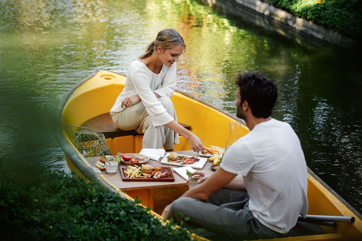 picnic-lunch-boat-ride-indonesia-pelago0.jpg