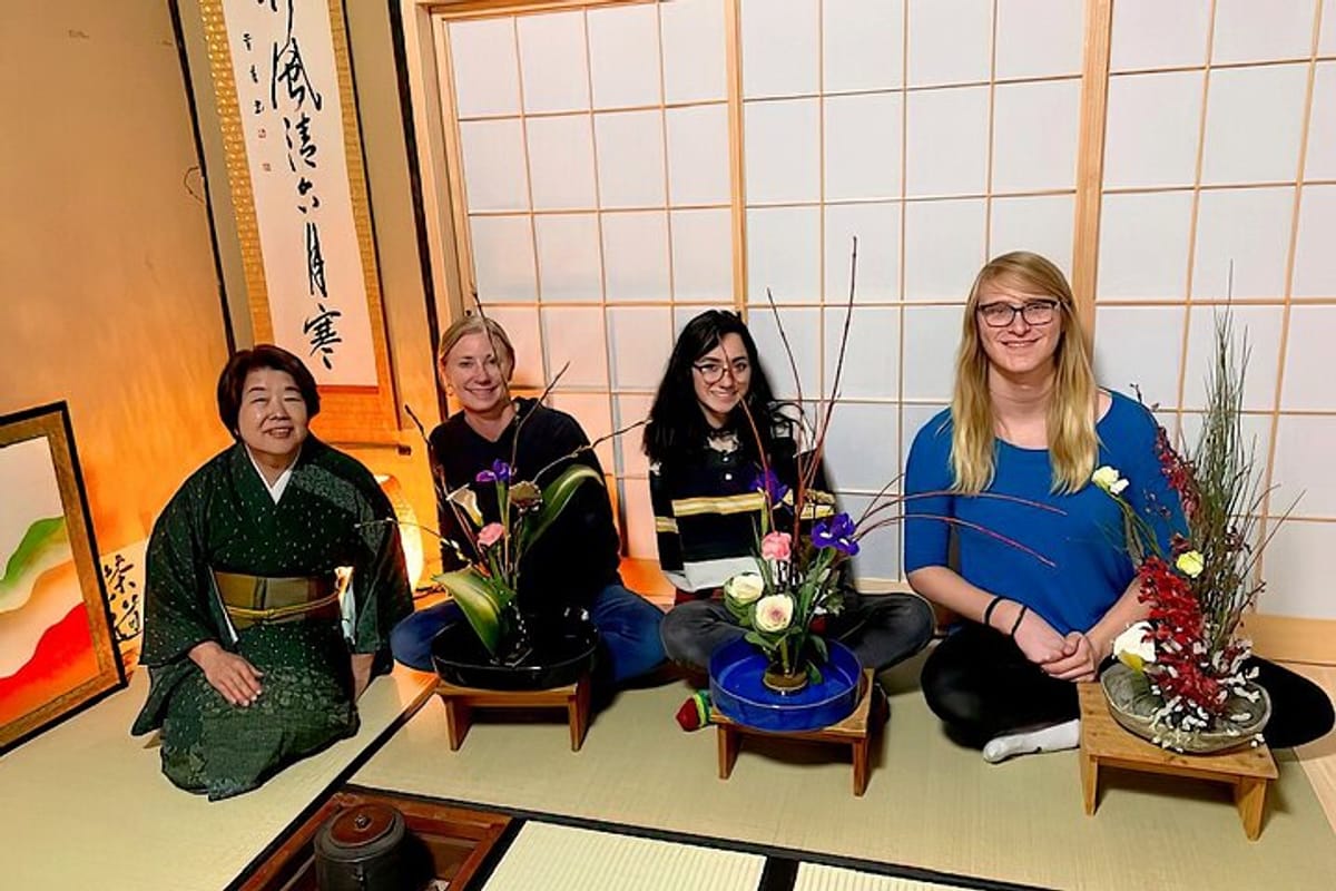 kyoto-tea-ceremony-with-japanese-flower-arrangement-ikebana_1