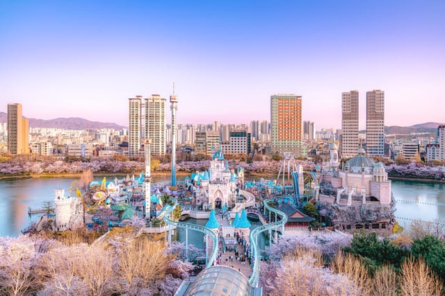 Pemandangan menakjubkan dari Lotte World Adventure, taman hiburan indoor terbesar di Seoul dengan berbagai wahana, parade, dan atraksi seru untuk segala usia