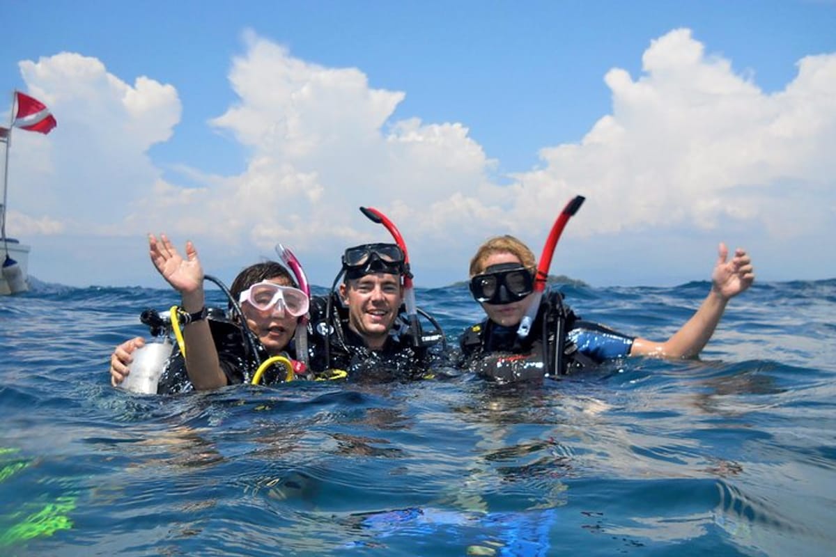Divers having fun with Borneo Dream