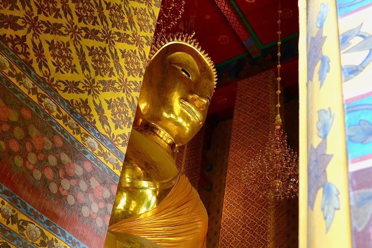 Discover the beautiful culture of Thailand and make an offering for the largest seated Buddha image in Bangkok