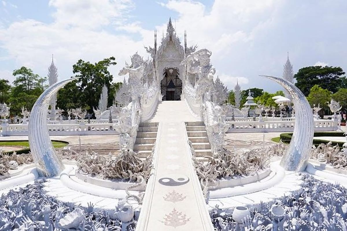 chiang-rai-white-and-black-and-blue-temple_1