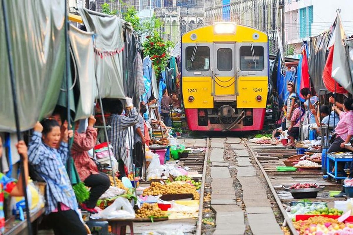 floating-market-railway-market-bangkok_1
