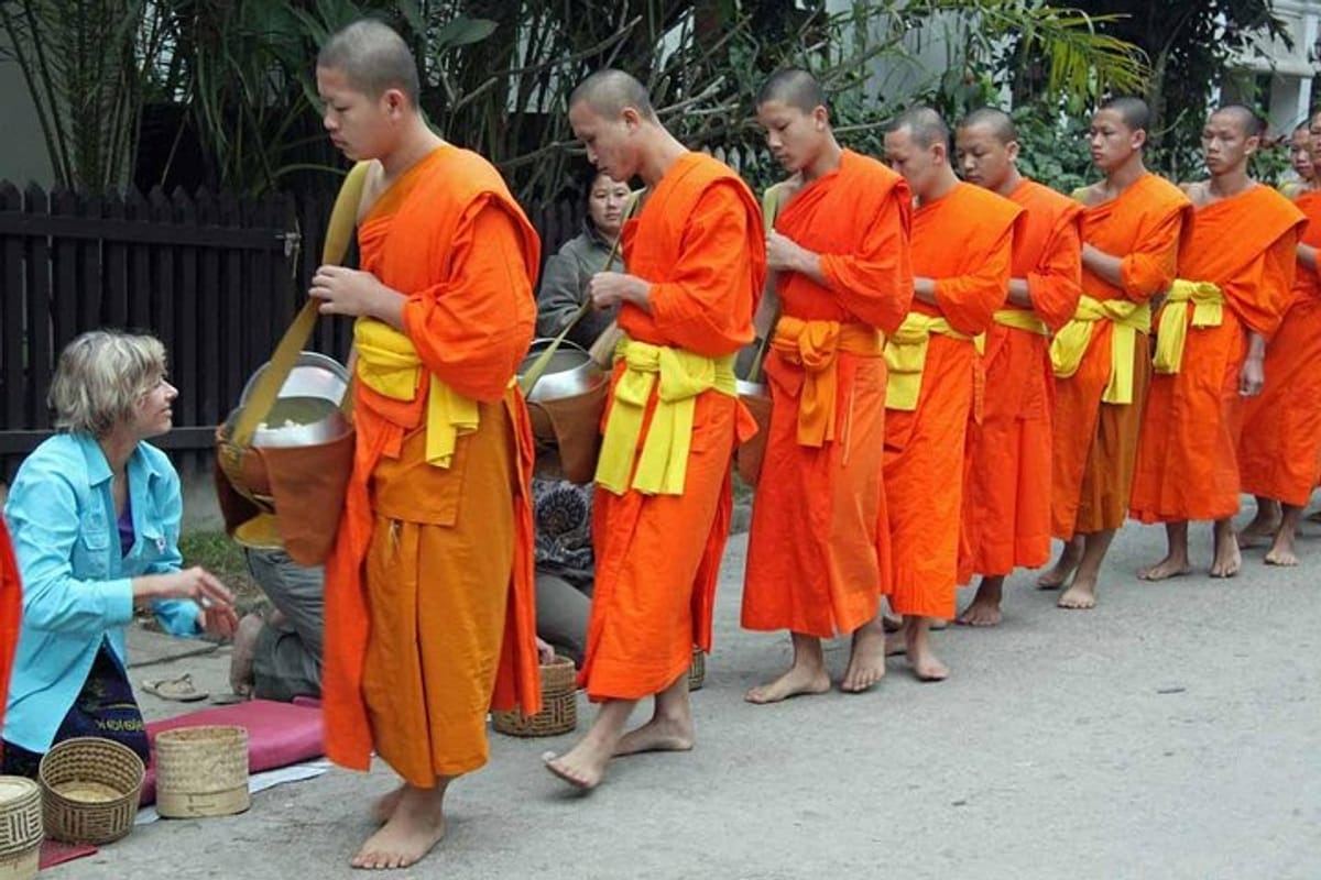 monks-morning-almsgiving-tour-food-offering_1