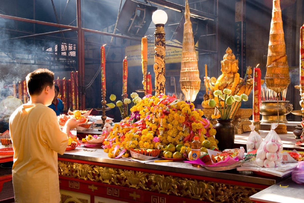 morning-market-golden-buddha-temple-thailand-pelago0.jpg