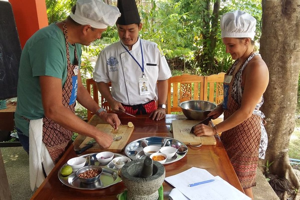 short-authentic-lunch-cooking-class-with-thai-master-chef-at-sukho-cuisine-lanta_1