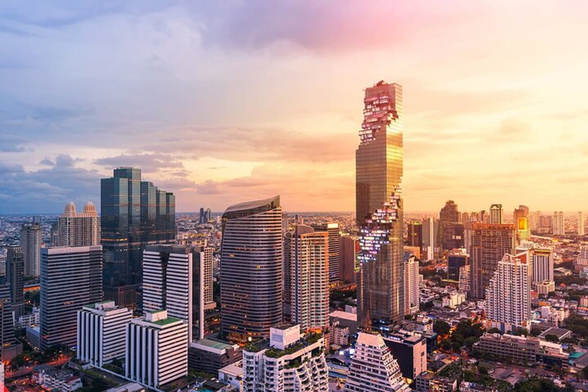 Use TAGTHAi Bangkok Day Pass to enjoy view of Bangkok skyline from Mahanakhon Skywalk building